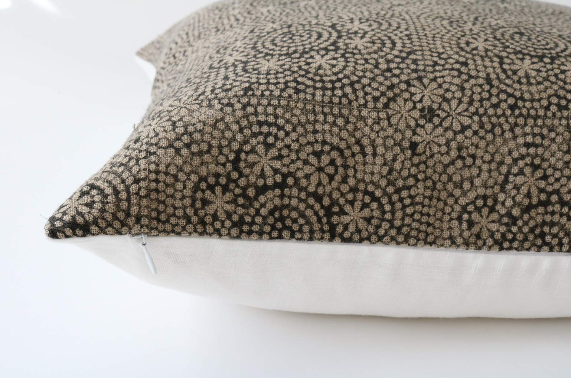 **DISCONTINUED** Arbor Noir Pillow Cover
